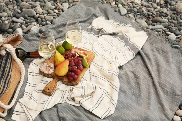 Vinho Branco Frutas Frescas Cobertor Piquenique Livre — Fotografia de Stock