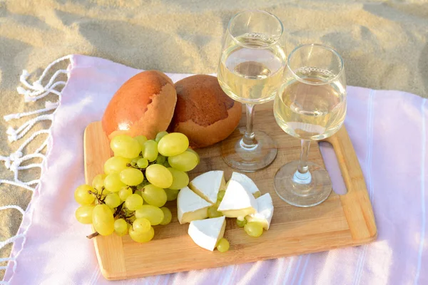 Ποτήρια Λευκό Κρασί Και Σνακ Για Πικνίκ Στην Παραλία Εξωτερικούς — Φωτογραφία Αρχείου