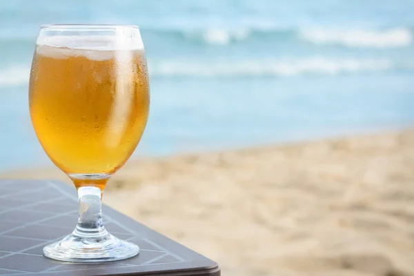 Koud Bier Glas Het Strand Ruimte Voor Tekst — Stockfoto
