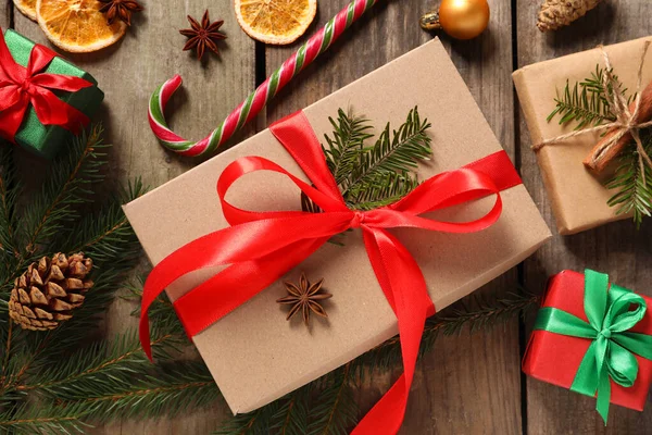 Composição Leigos Planos Com Belas Caixas Presente Decorações Natal Mesa — Fotografia de Stock