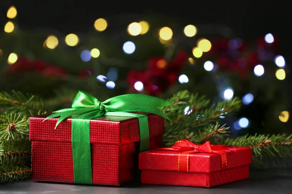 Kerstcadeau Mooie Geschenkdozen Dennenbomen Takken Zwarte Tafel Tegen Wazig Feestelijk — Stockfoto