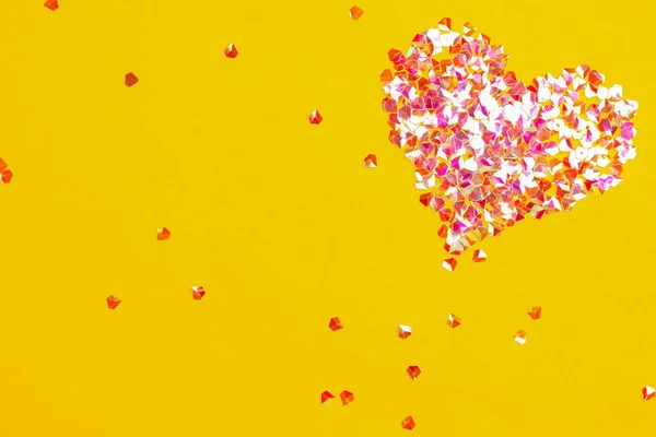 Coração Feito Com Brilho Brilhante Fundo Amarelo Flat Lay — Fotografia de Stock