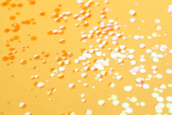 黄色の背景に光沢のある明るいオレンジ色の輝き クローズアップ — ストック写真
