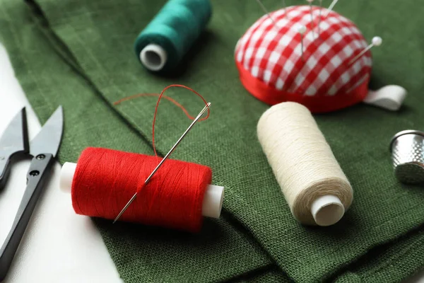 テーブルの上の糸その他の縫製品 — ストック写真