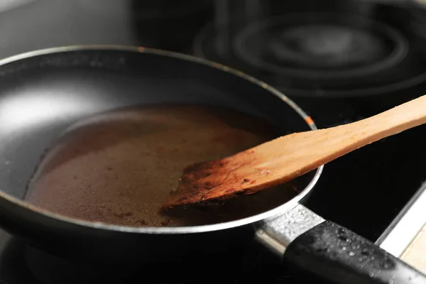 Сковородка Лопаткой Использованное Масло Приготовления Пищи Плите Крупным Планом — стоковое фото