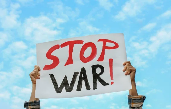 Жінка Тримає Плакат Словами Зупиніть Війну Відкритому Повітрі — стокове фото