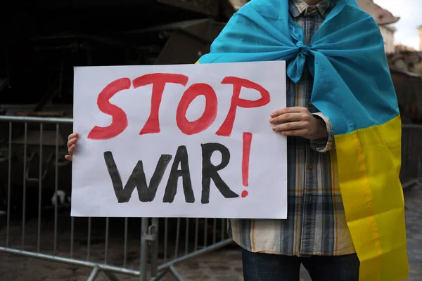 Женщина Завернутая Украинский Флаг Держит Плакат Словами Stop War Outdoors — стоковое фото