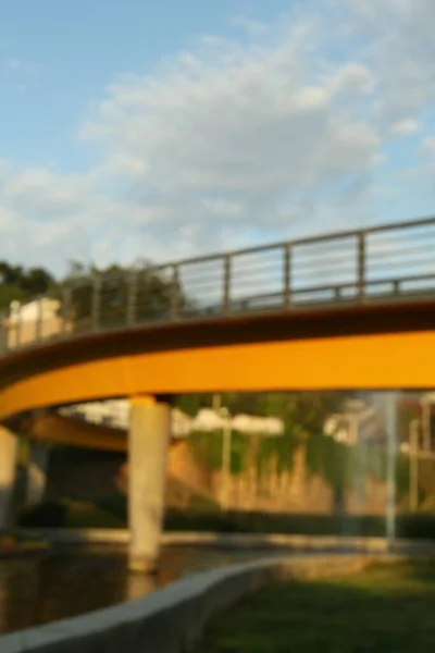 公園内の近代的な橋のぼやけた景色 — ストック写真