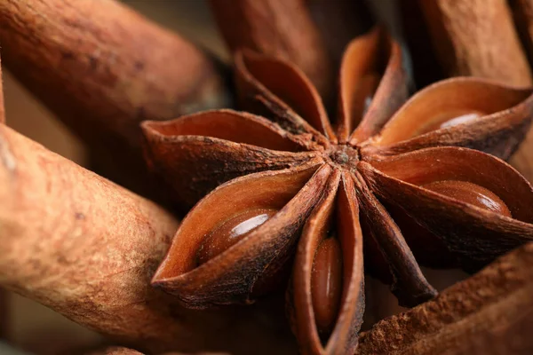 Arkaplan olarak Aromatik tarçın çubukları ve anason yıldızı, yakın plan