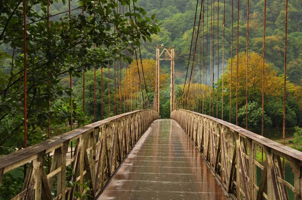 Hermosa Vista Sobre Oxidado Puente Metal Sobre Río Las Montañas — Foto de Stock