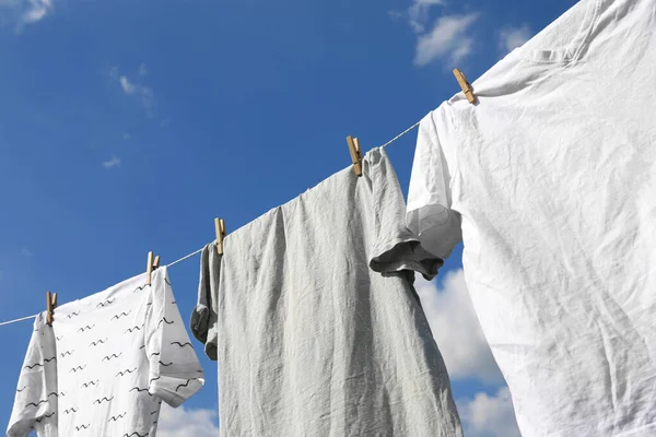 Gökyüzüne Karşı Temiz Giysilerle Çamaşır Ipi Çamaşırları Dışarıda Kurutuyorum — Stok fotoğraf