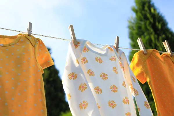 Καθαρές Βρεφικές Φορεσιές Κρεμασμένες Μια Γραμμή Πλυσίματος Στον Κήπο Στεγνά — Φωτογραφία Αρχείου