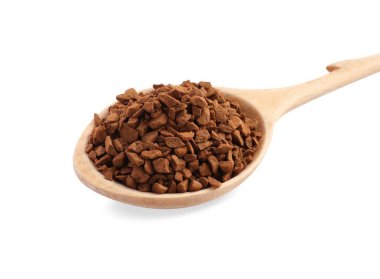 Tahta kaşık beyaz üzerine izole edilmiş aromatik hazır kahve.