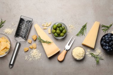 Parmesan peynirli düz kompozisyon gri masada.