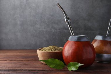 Ahşap masada çay ve bombilla soslu Calabash. Metin için boşluk