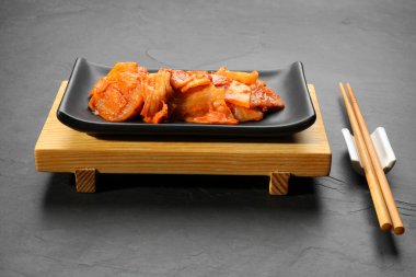 Gri masada servis edilen Çin lahanalı nefis kimchi.