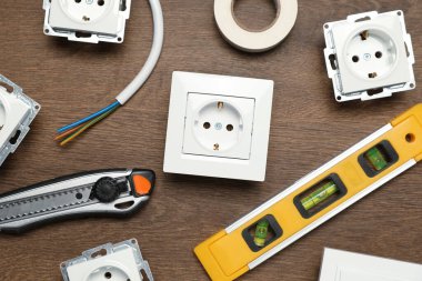 Elektrikçi aletleri ve prizler ahşap masa, düz yatıyordu