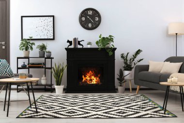 Şık bir oturma odası, şömine ve rahat bir kanepe.