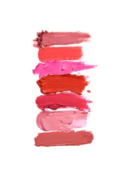 Beyaz arka planda farklı ruj lekeleri. Kozmetik ürünü
