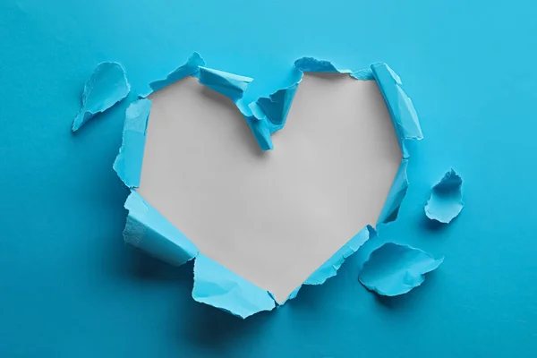 Furo Forma Coração Rasgado Papel Azul Claro Fundo Branco — Fotografia de Stock
