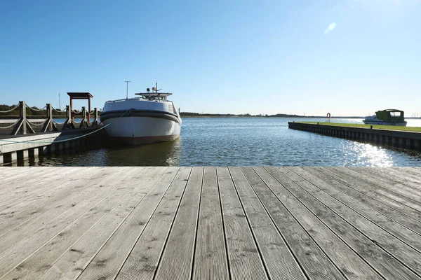 晴れた日には川の近くの木製のテラスやボートの美しい景色 — ストック写真