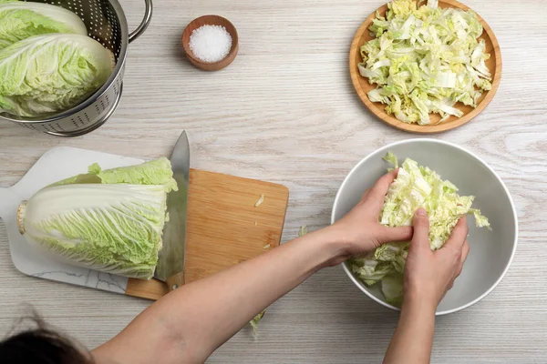 Beyaz Ahşap Mutfak Masasında Kesilen Çin Lahanasını Kaseye Koyan Kadın — Stok fotoğraf
