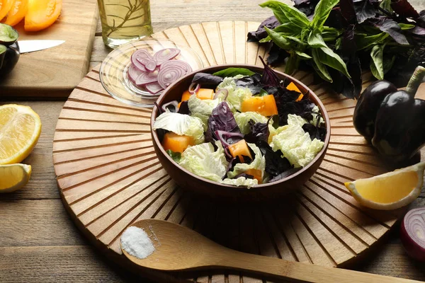 中国のキャベツ トマト バジルとおいしいサラダは木製のテーブルで提供しています — ストック写真