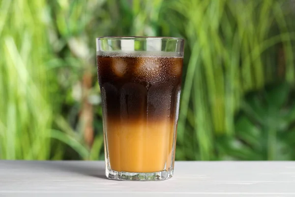 Bebida Refrescante Saborosa Com Café Suco Laranja Mesa Branca Contra — Fotografia de Stock