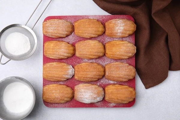 Finom Madeleine Cookie Sütőforma Rosta Porcukorral Fehér Asztalon Lapos Tojásrakás — Stock Fotó