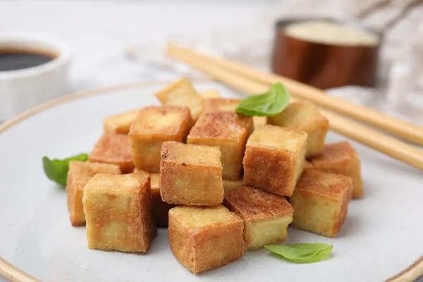 Placa Con Delicioso Tofu Frito Albahaca Primer Plano — Foto de Stock