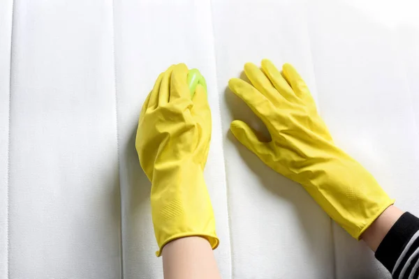 Mulher Luvas Amarelas Limpeza Colchão Branco Com Escova Vista Superior — Fotografia de Stock