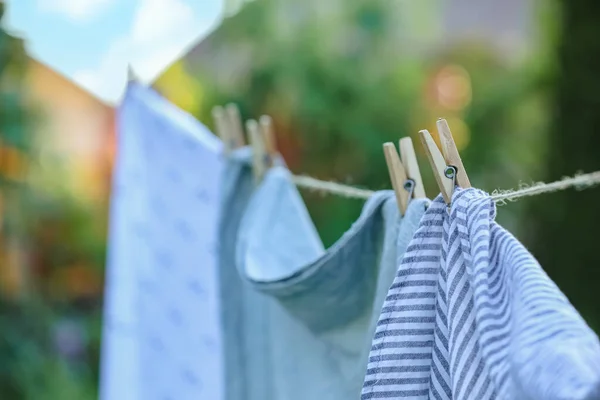 Arka Planda Kuru Gömlekli Çamaşır Ipi Çamaşır Mandalına Odaklan — Stok fotoğraf