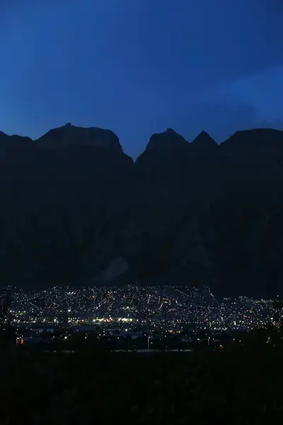 Malowniczy Widok Piękne Miasto Pobliżu Gór Nocy — Zdjęcie stockowe