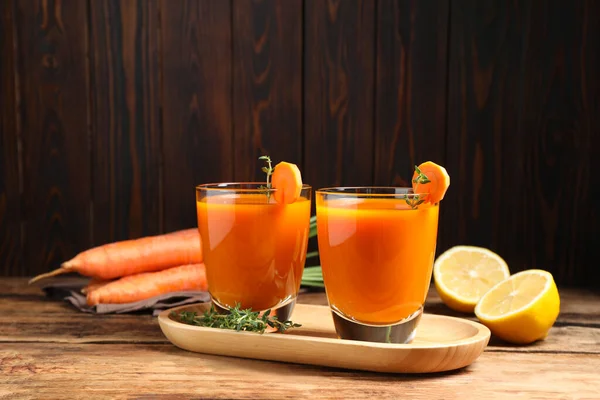 Окуляри Смачного Морквяного Соку Інгредієнти Дерев Яному Столі — стокове фото