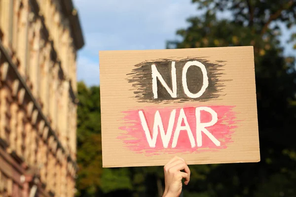 Žena Drží Plakát Slovy War Outdoors — Stock fotografie