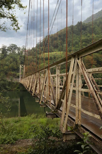 Красивый Вид Ржавый Металлический Мост Через Реку Горах — стоковое фото