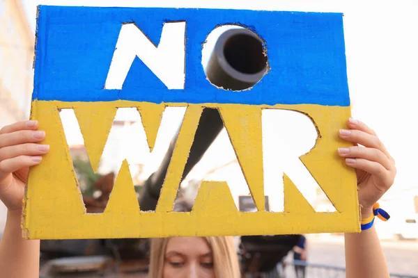 우크라이나 색상으로 포스터를 거리에 전쟁없음 이라는 포스터를 — 스톡 사진