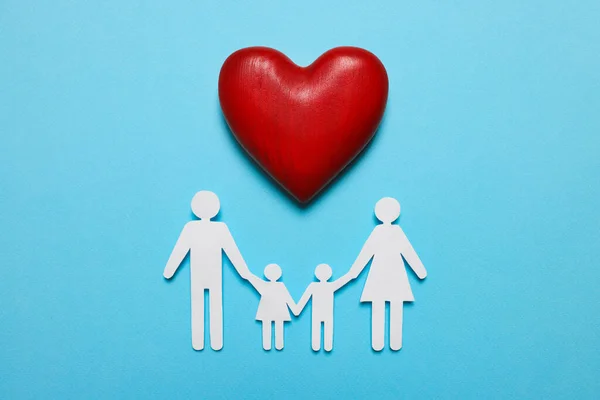 Kağıt Aile Figürleri Açık Mavi Arka Planda Kırmızı Ahşap Kalp — Stok fotoğraf