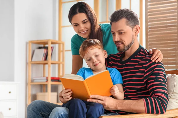 Счастливая Семейная Книга Семейного Чтения Дома — стоковое фото