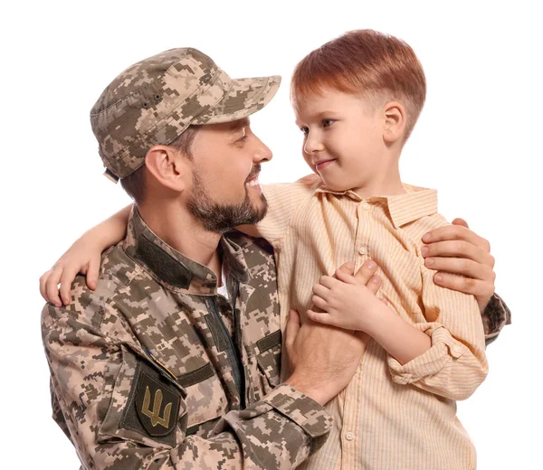 Defensor Ucraniano Uniforme Militar Con Pequeño Hijo Sobre Fondo Blanco — Foto de Stock