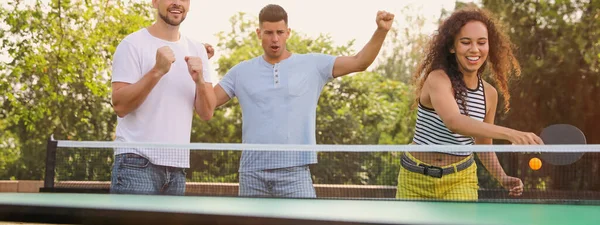 夏の日に屋外で卓球をしている友達 バナーデザイン — ストック写真