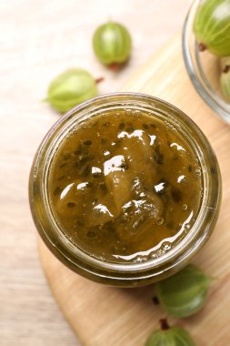 Bir kavanoz lezzetli bektaşi üzümü reçeli ve taze böğürtlen.