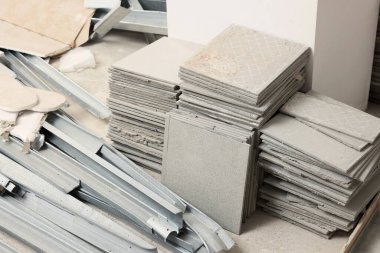 İnşaat malzemeleri ve fayanslar yenilenmeye hazır.