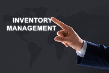 Renk arkaplanı üzerinde metin Envanter Yönetimi ile sanal ekrana dokunan adam