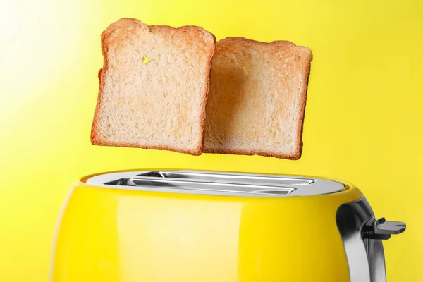 Moderne Broodrooster Met Geroosterd Brood Tegen Gele Achtergrond Close — Stockfoto