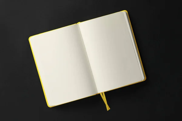 Open Blanco Notitieboekje Zwarte Achtergrond Bovenaanzicht — Stockfoto