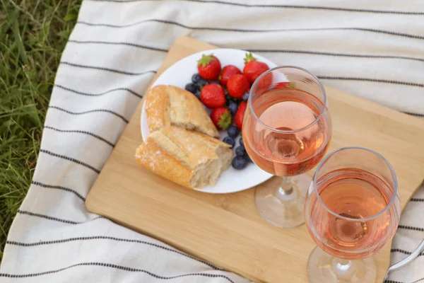 Glasses Delicious Rose Wine Food Picnic Blanket Outdoors — Stock fotografie