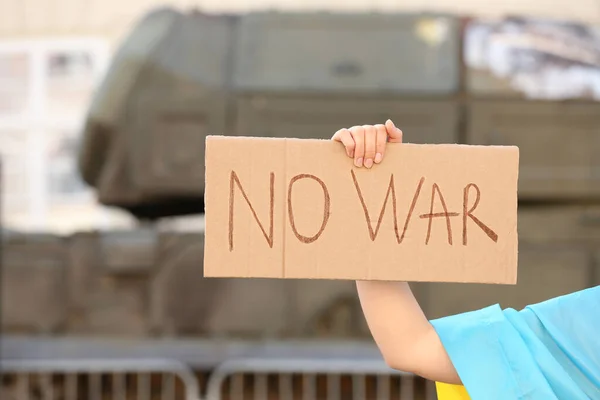 Kobieta Trzymająca Plakat Słowami War Zewnątrz Zbliżenie — Zdjęcie stockowe