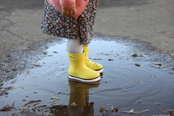 Açık Havada Birikintisinde Duran Lastik Botlar Giyen Küçük Bir Kız — Stok fotoğraf
