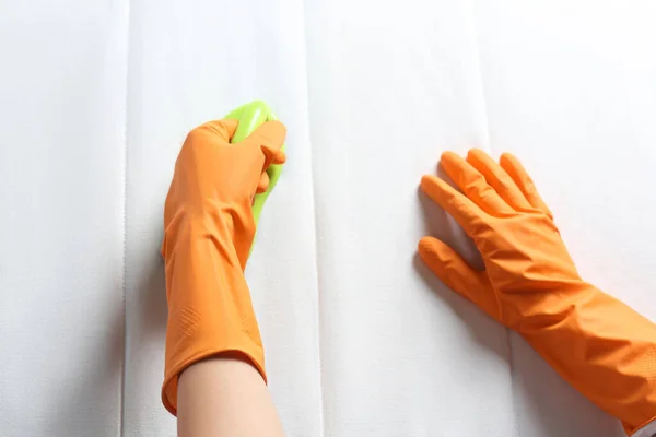 Vrouw Oranje Handschoenen Schoonmaken Witte Matras Met Borstel Bovenaanzicht — Stockfoto